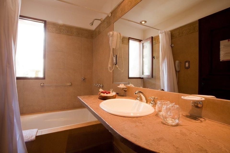 Combined shower/tub, deep soaking tub, rainfall showerhead