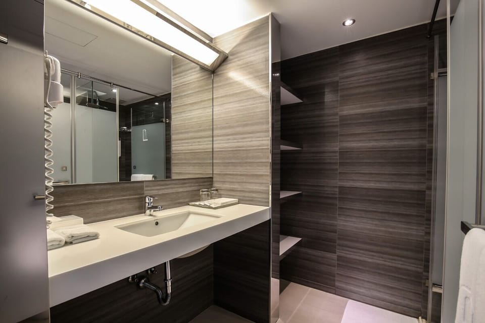 Shower, rainfall showerhead, free toiletries, hair dryer