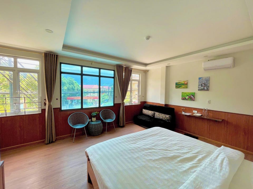 Deluxe Double Room | Laptop workspace, blackout drapes, free WiFi, bed sheets