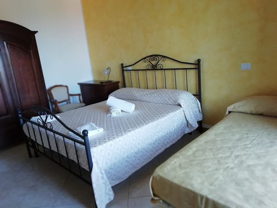 Minibar, free WiFi, bed sheets
