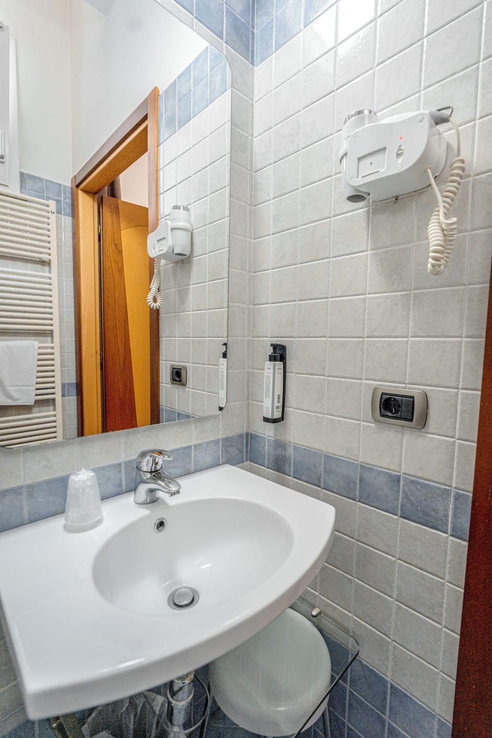 Superior Double or Twin Room | Bathroom | Shower, free toiletries, hair dryer, bidet