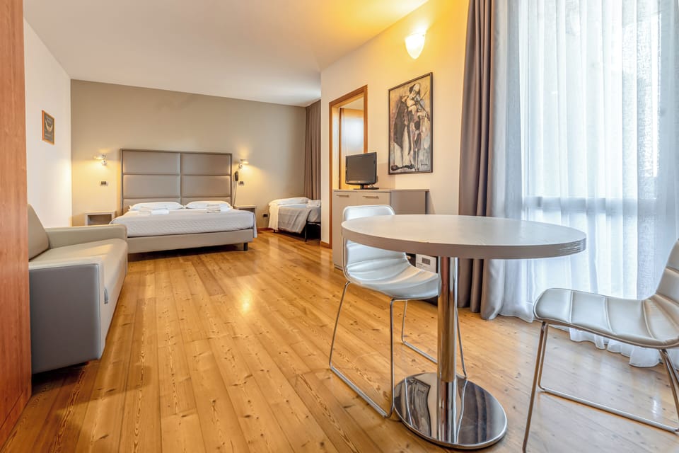 Quadruple Room | Minibar, in-room safe, desk, soundproofing