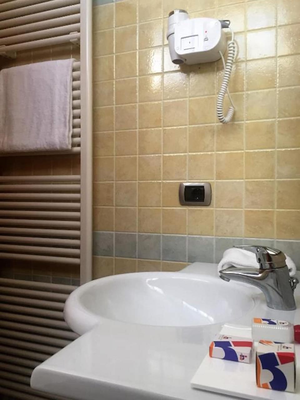 Economy Double Room | Bathroom amenities | Shower, free toiletries, hair dryer, bidet