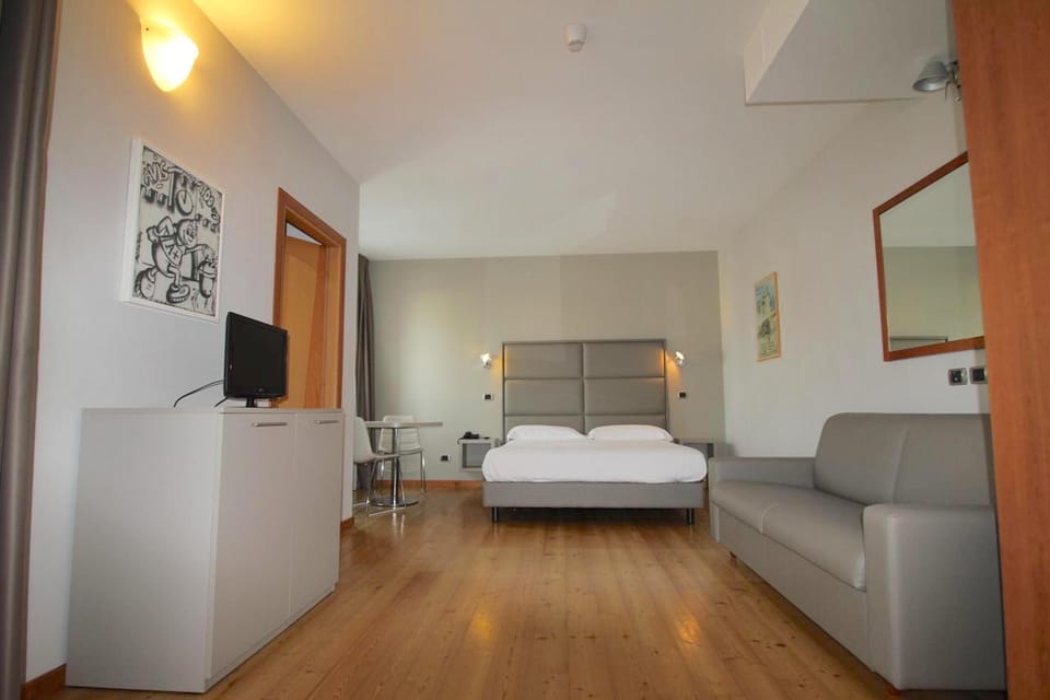 Quadruple Room | Minibar, in-room safe, desk, soundproofing