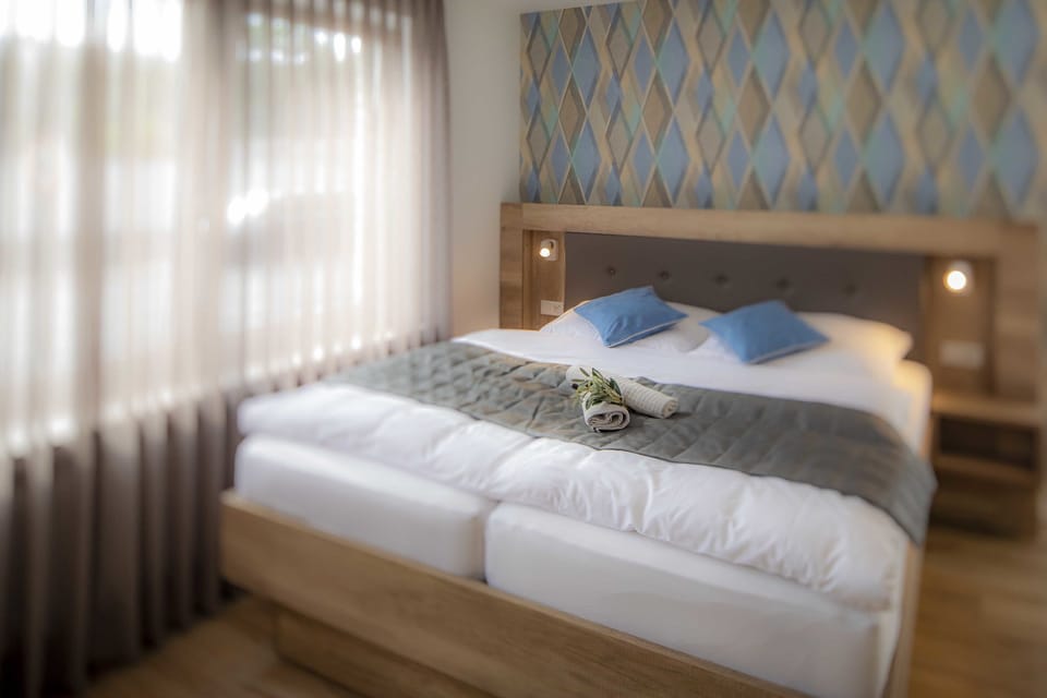 Deluxe Suite, Private Bathroom | 1 bedroom