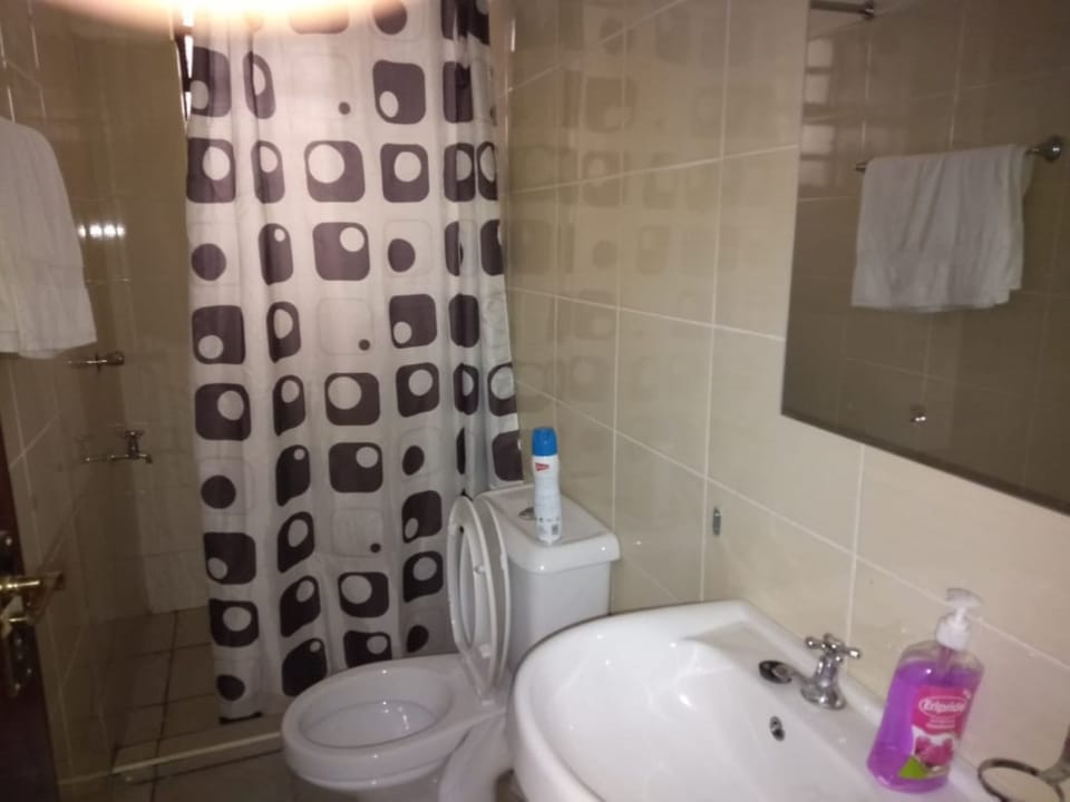 Shower, rainfall showerhead, free toiletries, slippers