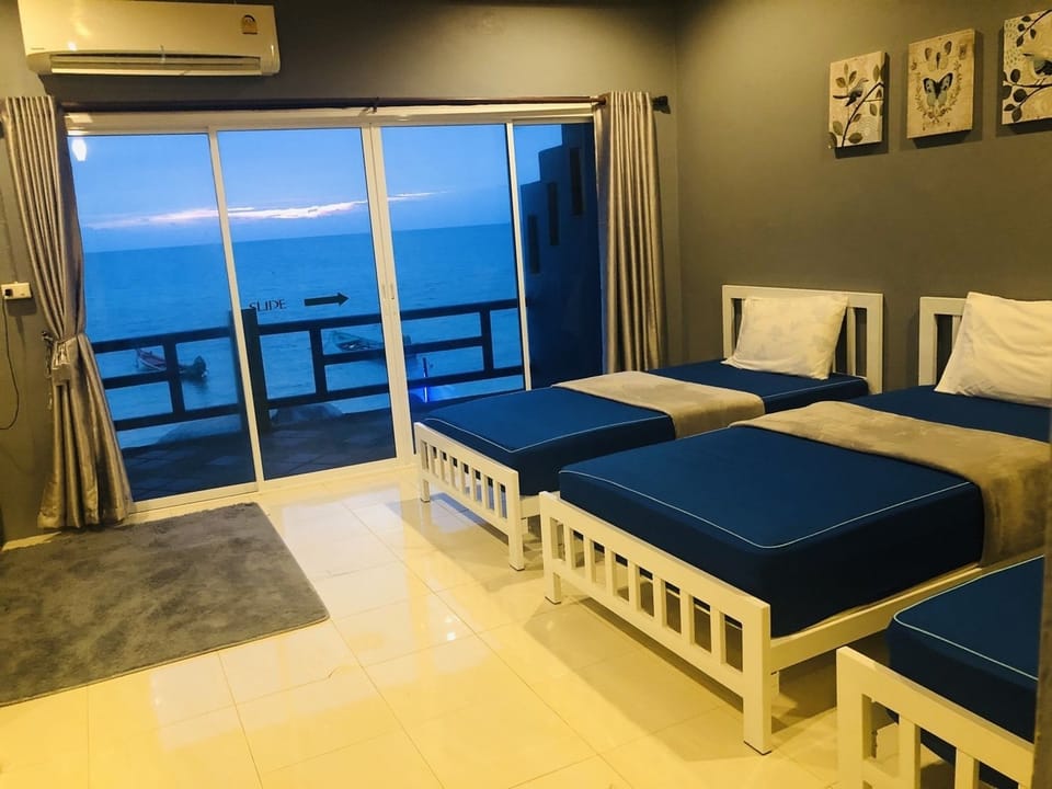 C 5 | Hypo-allergenic bedding, blackout drapes, free WiFi, bed sheets