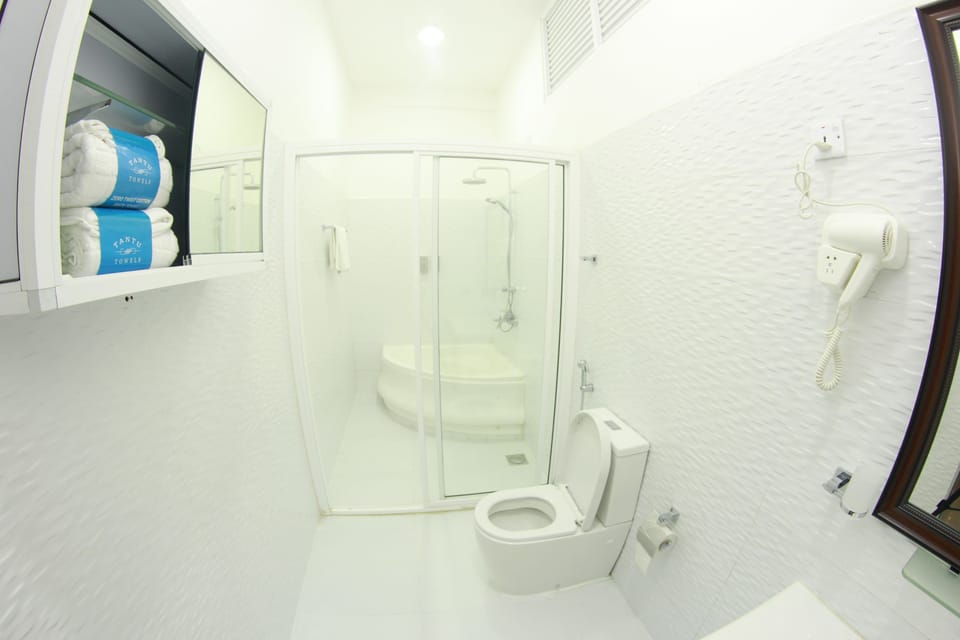 Superior Triple Room | Bathroom | Shower, rainfall showerhead, free toiletries, hair dryer