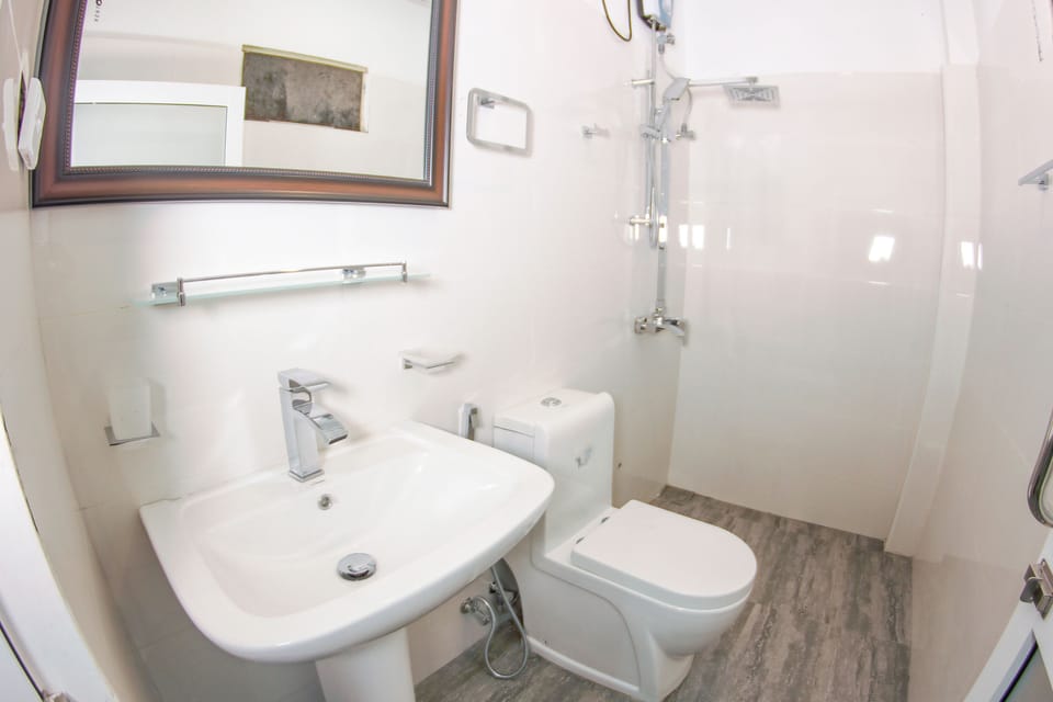 Standard Double Room | Bathroom | Shower, rainfall showerhead, free toiletries, hair dryer