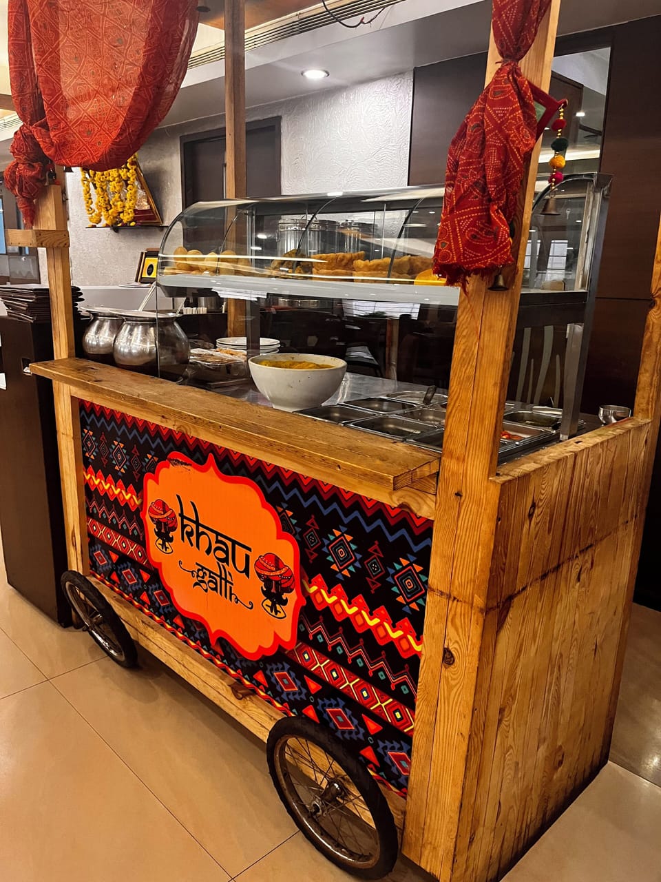 2 restaurants; breakfast, lunch, and dinner served