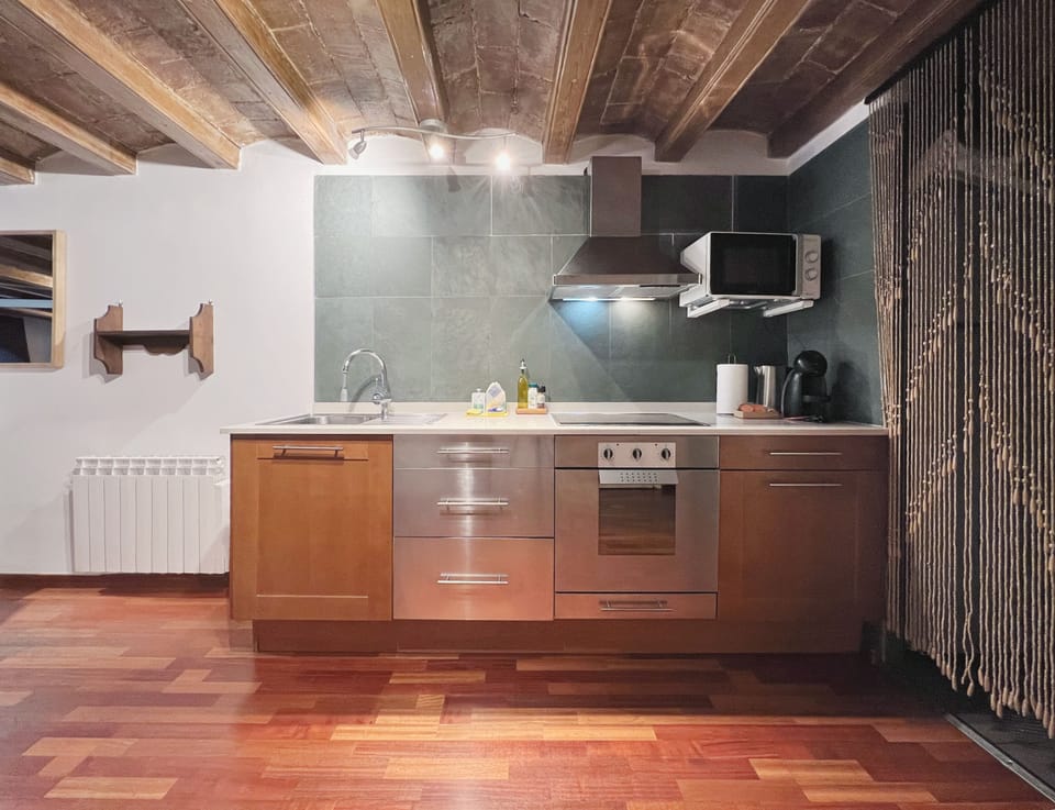 Apartment (2 Bedrooms) | Private kitchen | Full-size fridge, microwave, oven, stovetop