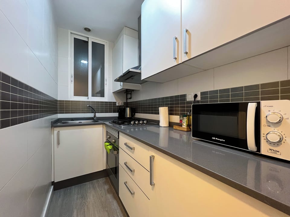 Apartment (2 Bedrooms) | Private kitchen | Full-size fridge, microwave, oven, stovetop