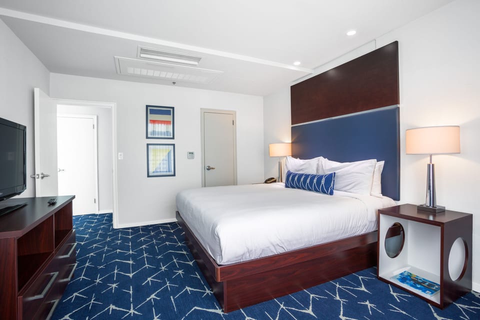 Superior Room, 1 King Bed | Hypo-allergenic bedding, in-room safe, desk, laptop workspace