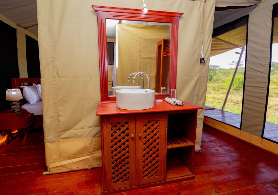Shower, rainfall showerhead, free toiletries, bathrobes