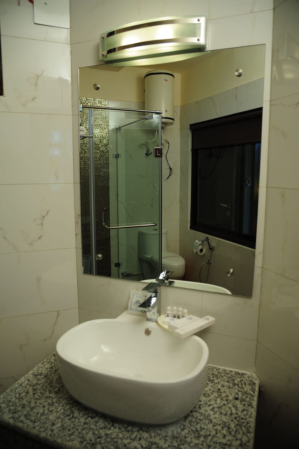 Shower, free toiletries, towels