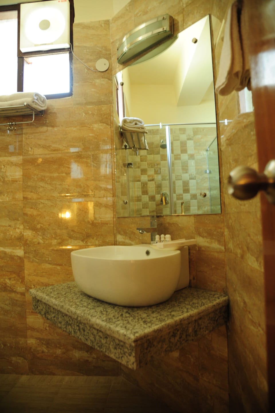 Suite | Bathroom | Shower, free toiletries, towels