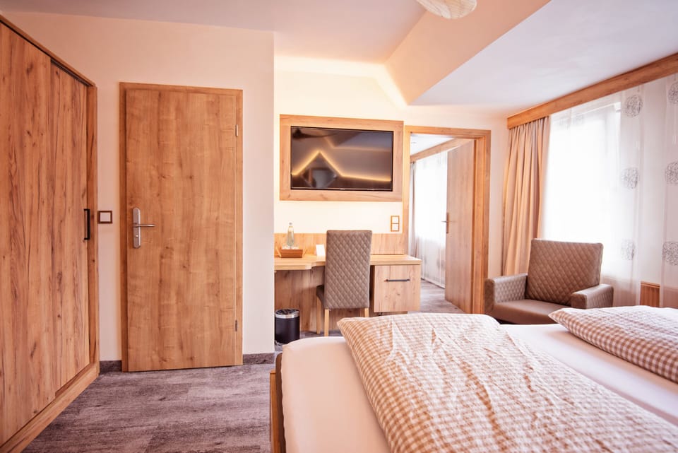 Quadruple Room, Non Smoking | Minibar, desk, free WiFi, bed sheets
