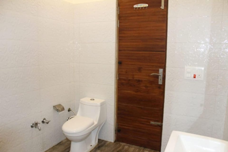 Shower, free toiletries, towels