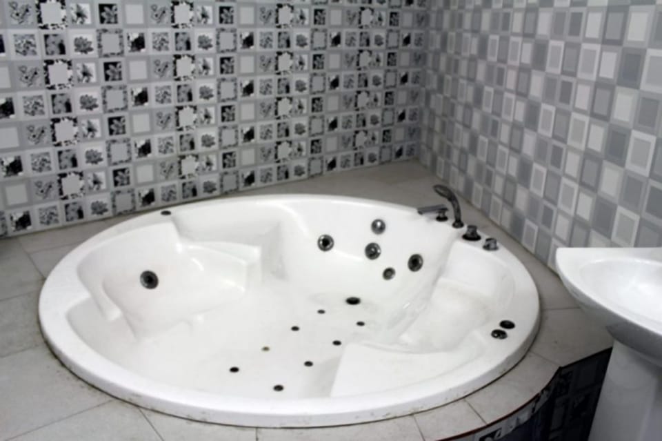 Suite | Jetted tub