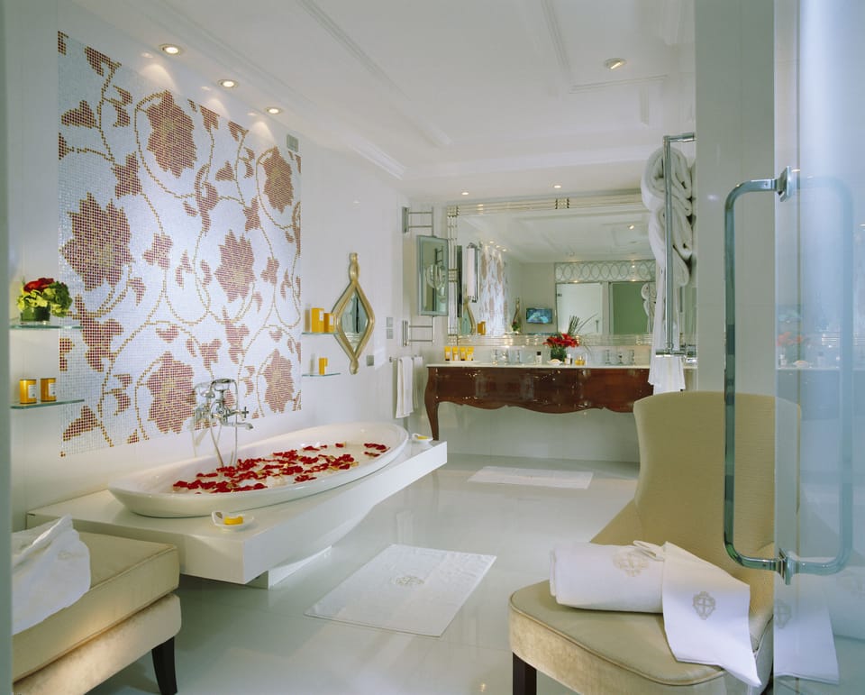 Suite (Imperial) | Bathroom | Free toiletries, hair dryer, bathrobes, slippers