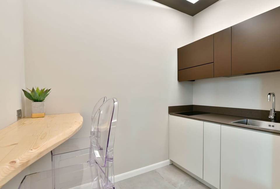 Junior Suite, Sea View | Private kitchenette | Fridge, stovetop, coffee/tea maker, cookware/dishes/utensils