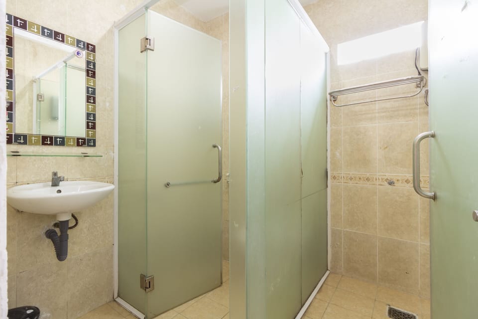 Economy Shared Dormitory, Mixed Dorm | Bathroom | Shower, free toiletries, slippers, bidet