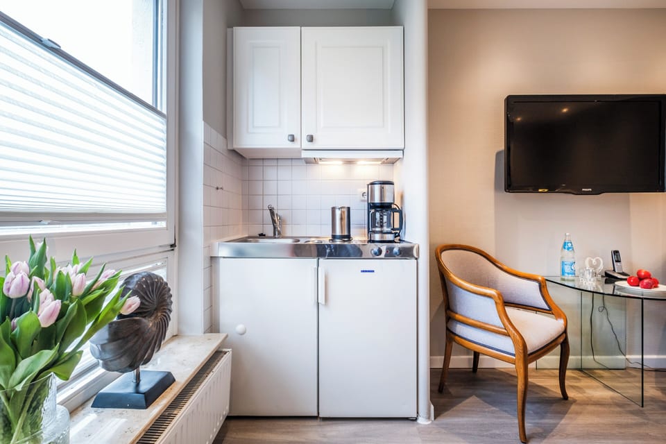Standard Studio (250m from the beach) | Private kitchen | Fridge, stovetop, coffee/tea maker, electric kettle