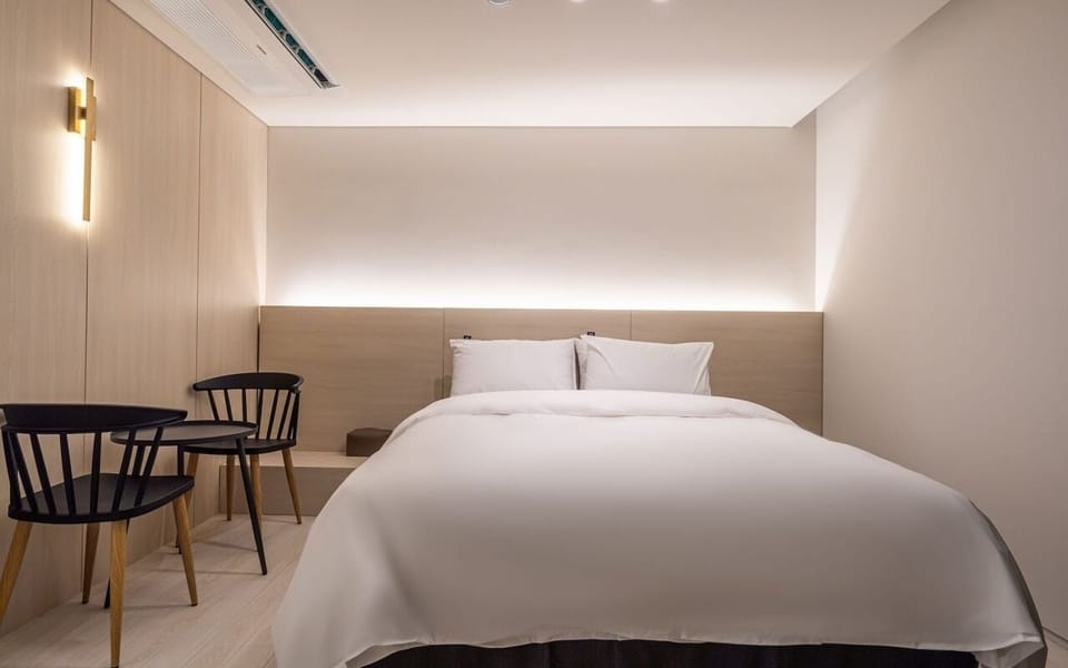 Deluxe(Walking Only, Multi-night Rate) | Premium bedding, down comforters, blackout drapes, WiFi (free)