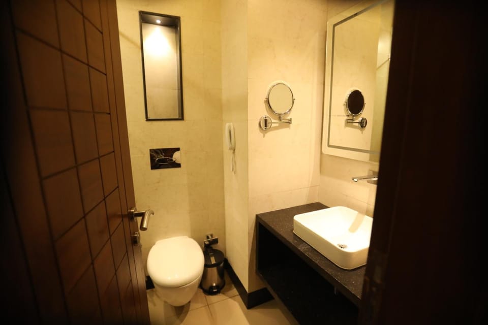 Shower, free toiletries, hair dryer, bidet