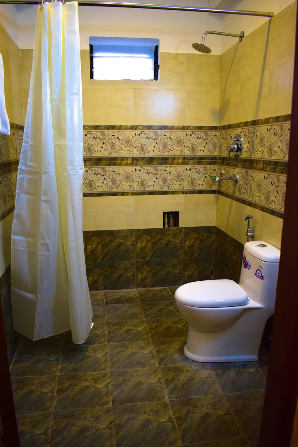 Deluxe Single Room | Bathroom | Shower, slippers, towels