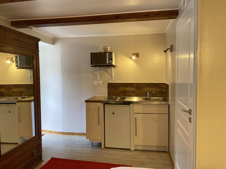Traditional Cottage, Ensuite (Poppy) | Private kitchen | Highchair