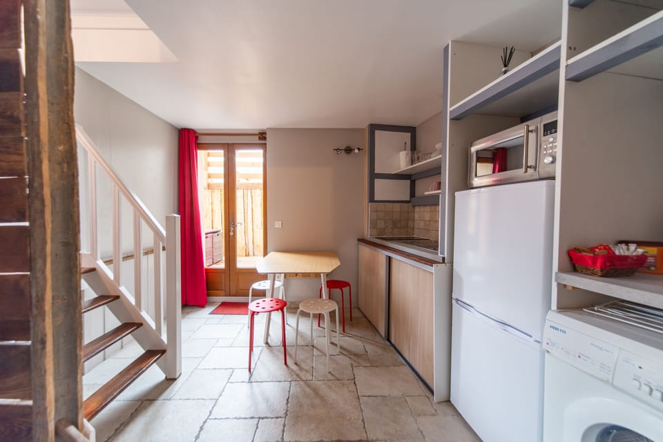 Family Cottage, Ensuite, Garden View (Coeur) | Private kitchen | Highchair