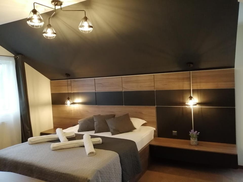Minibar, desk, blackout drapes, WiFi (free)