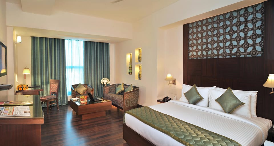 Egyptian cotton sheets, premium bedding, in-room safe, desk