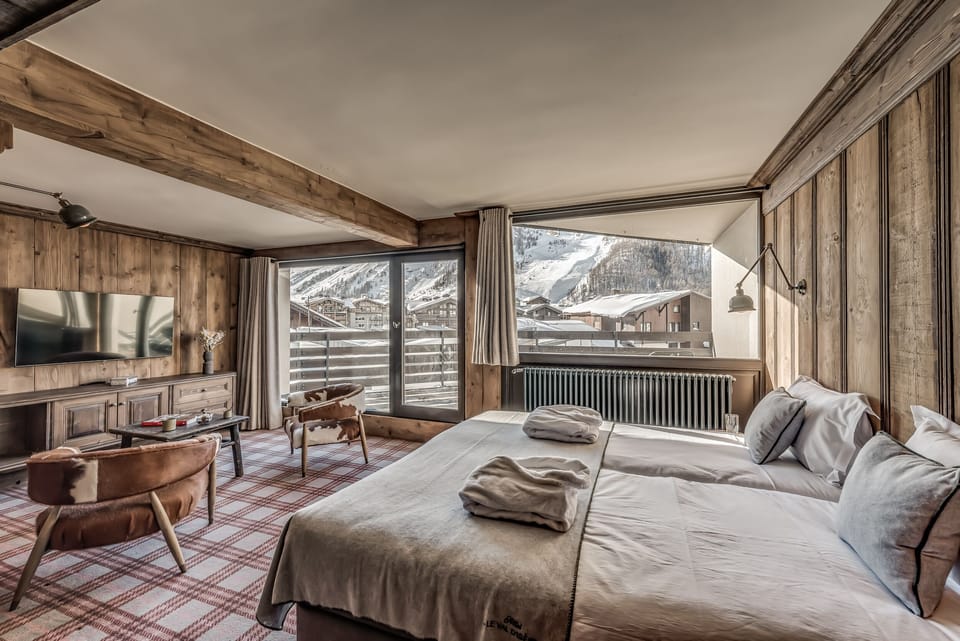 Panoramic Quadruple Room | Minibar, in-room safe, individually decorated, individually furnished
