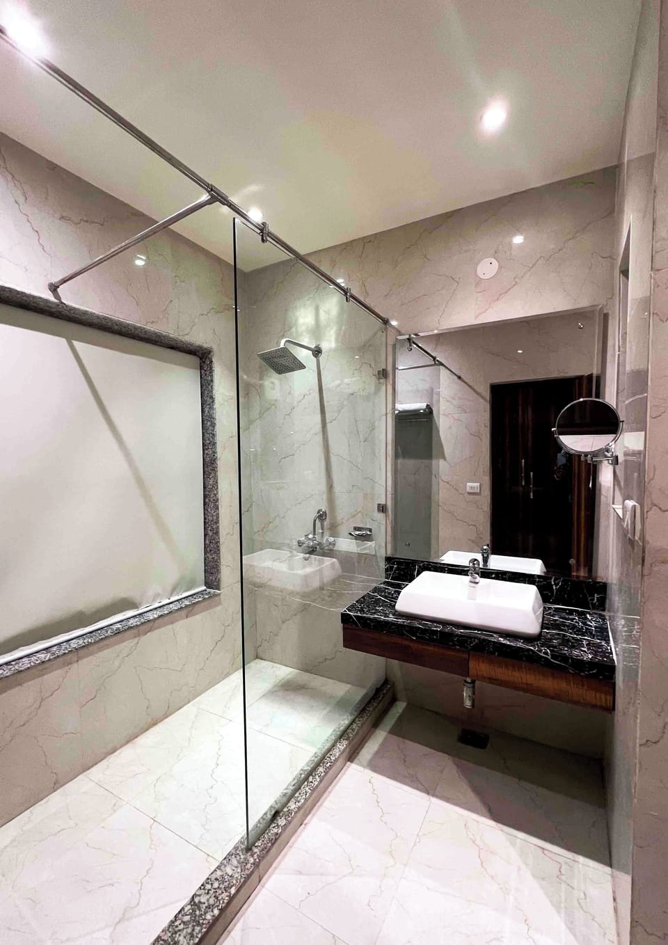 Deluxe Room | Bathroom | Shower, free toiletries, towels