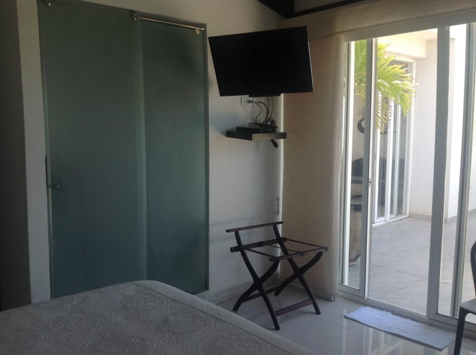 Minibar, blackout drapes, free WiFi, bed sheets