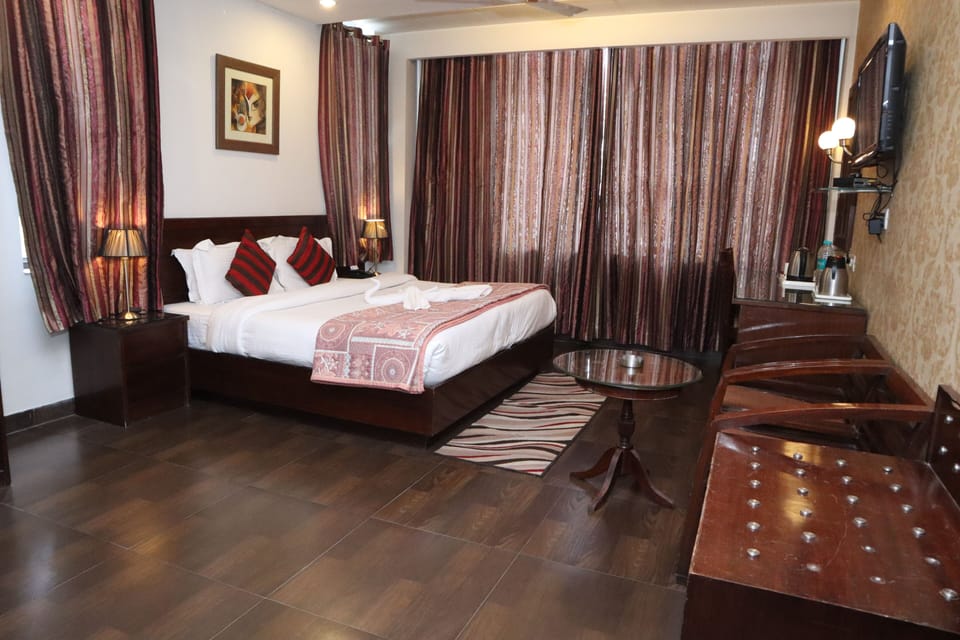 Desk, bed sheets, wheelchair access