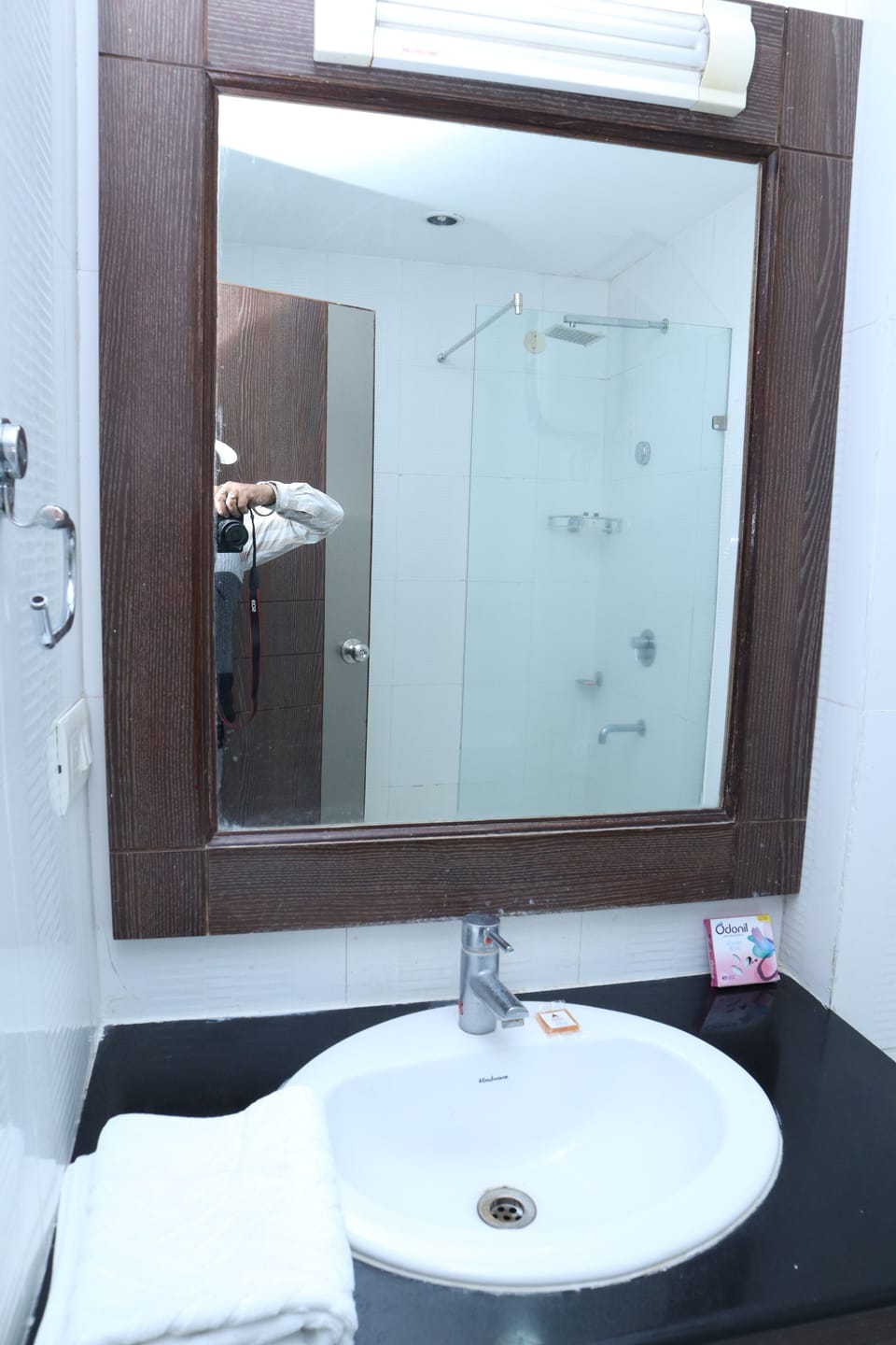 Shower, rainfall showerhead, free toiletries, bathrobes