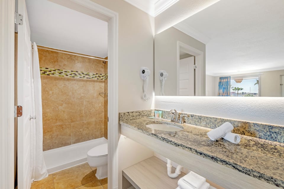 Hydromassage showerhead, free toiletries, hair dryer, towels