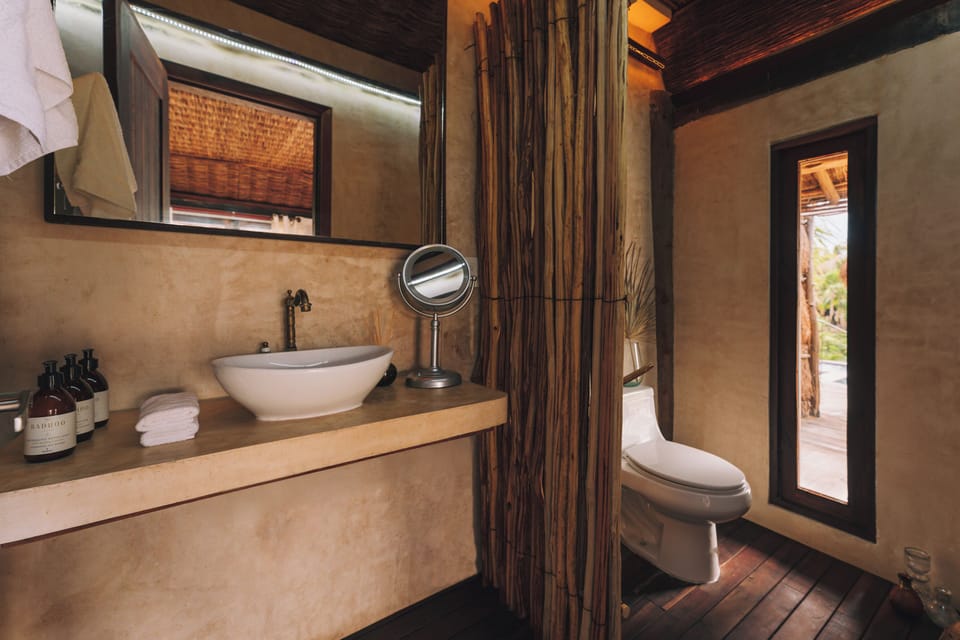 Junior Suite, Pool View | Bathroom | Shower, free toiletries, hair dryer, towels