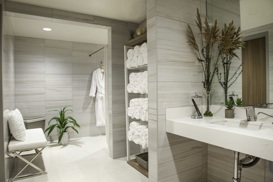 Couples treatment rooms, body treatments, hot stone massages