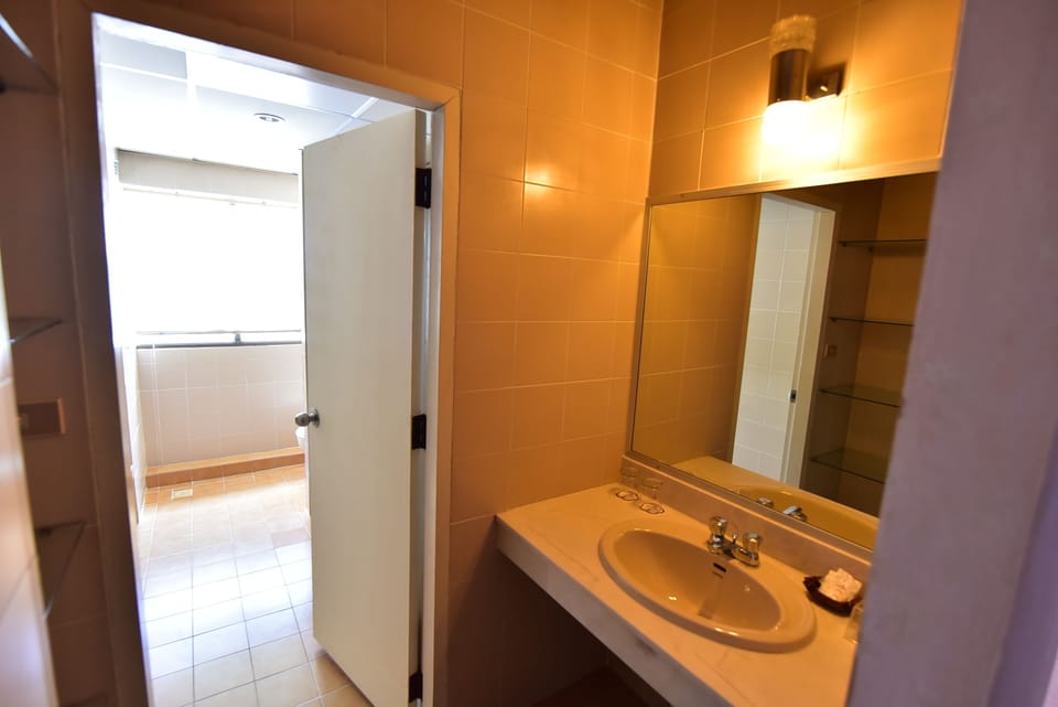 Suite (Salila) | Bathroom | Shower, free toiletries, hair dryer (on request), towels