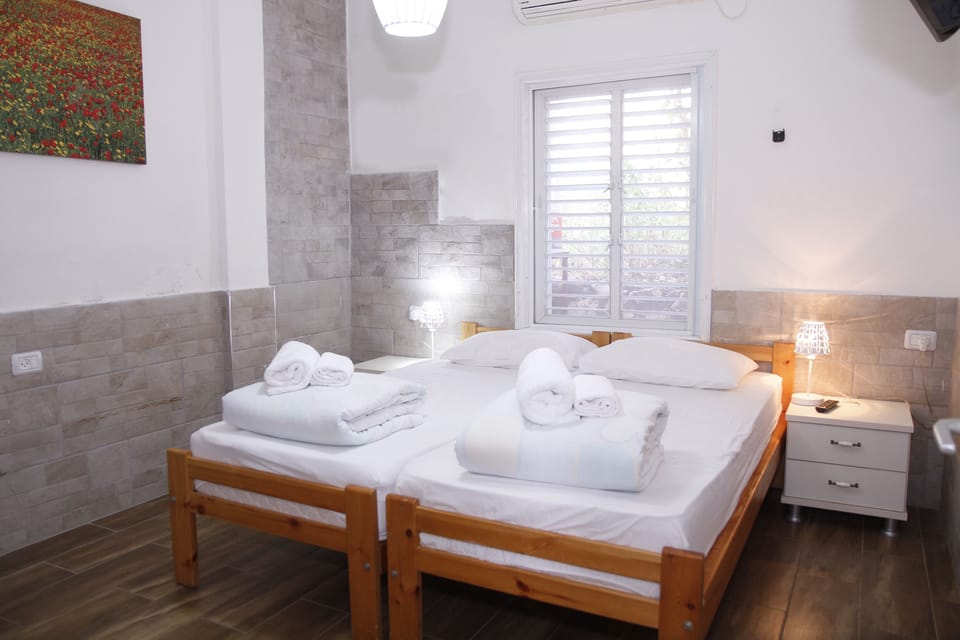 Family Room | Desk, WiFi (free), bed sheets