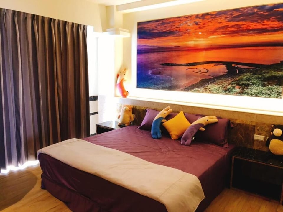 Blackout drapes, soundproofing, free WiFi, bed sheets