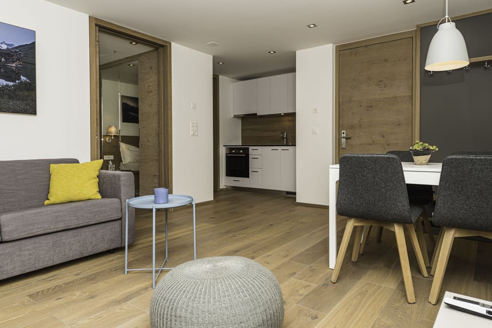 Deluxe Apartment | Private kitchen | Fridge, microwave, oven, stovetop