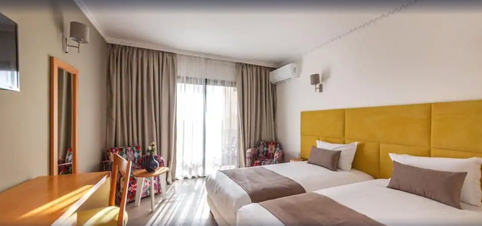 Deluxe Room | Minibar, in-room safe, desk, laptop workspace