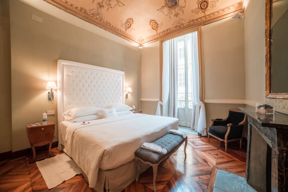 Royal Suite | Free minibar, in-room safe, desk, laptop workspace