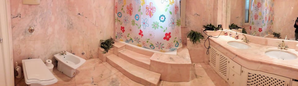 Family Quadruple Room (Max) | Bathroom | Free toiletries, hair dryer, bidet, towels