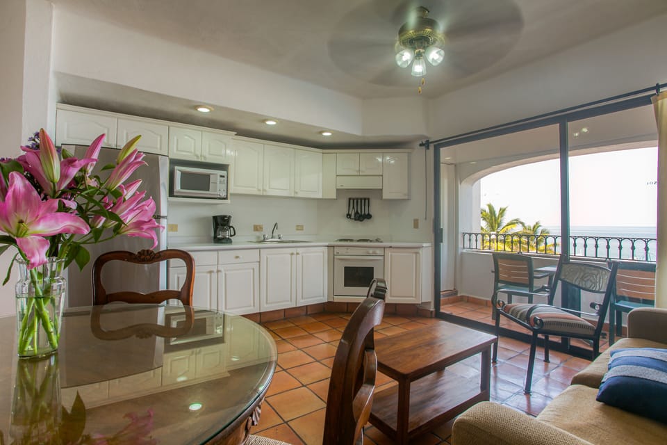 Full-size fridge, microwave, oven, stovetop